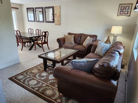 Spacious gathering area. Smart TV w/Stream. Excellent WIFI