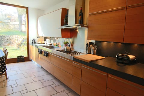 Long kitchen counter: ample space to cook with your friends