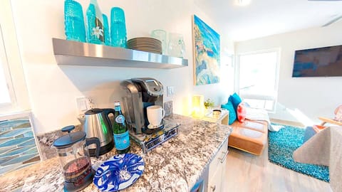 K cup coffee machine and 12 coffee pods for easy ams. French press available