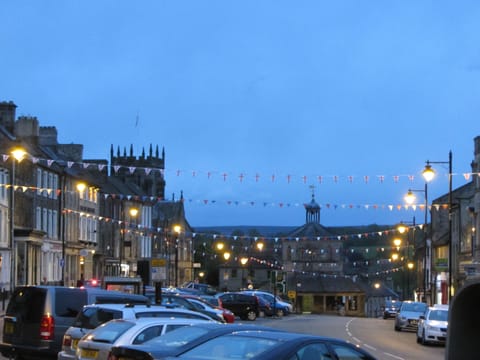 Lively Barnard Castle five minutes walk away.