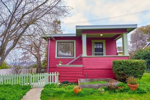 Historic Craftsman bungalow by the waterfront used to be a worker housing for the navy. Renovated by award-winning architects, experience history of first CA capital and all walking distance to ferry to San Francisco.
This unit has private parking