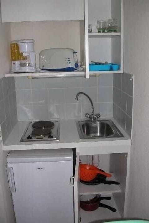 Fridge, microwave, stovetop, cookware/dishes/utensils