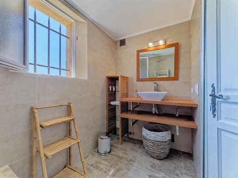 Combined shower/tub, hair dryer, bidet, towels