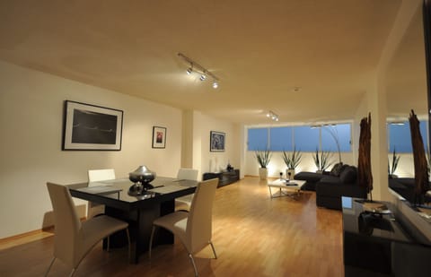 Luxurious and Spacious Apartment for Relaxation & Entertainment. WELCOME HOME!