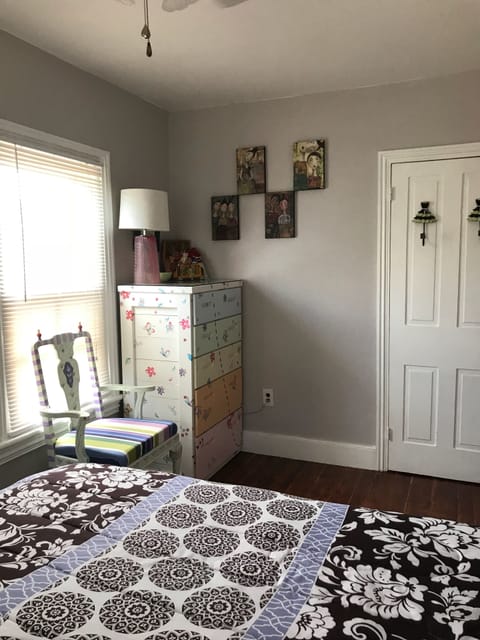 5 bedrooms, desk, iron/ironing board, travel crib