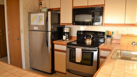 Fridge, oven, dishwasher, coffee/tea maker