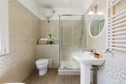 Combined shower/tub, hair dryer, bidet, towels