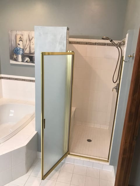 Combined shower/tub, jetted tub, hair dryer, towels