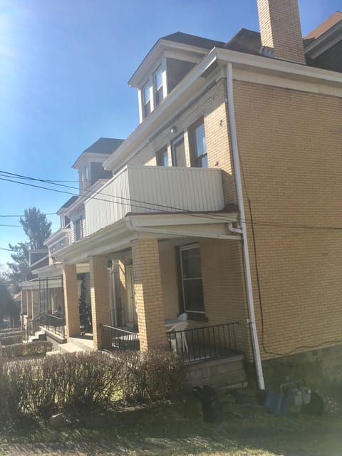 Relax in a quiet street only 8 minutes from the busy and lively downtown