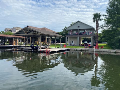 100 feet of Lake LBJ waterfront