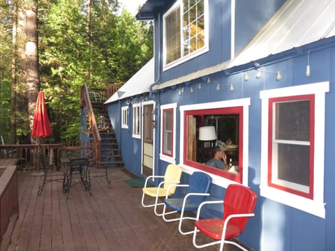 Deck wraps completely around the cabin.
