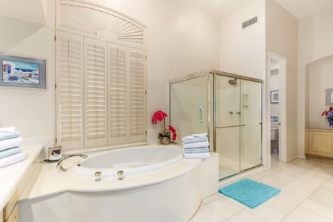En-suite bath in bdrm 1