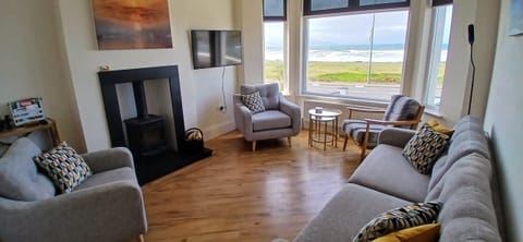 Lining Room With Bay Window