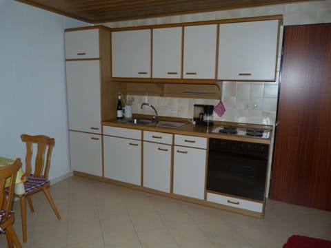 Fridge, oven, stovetop, coffee/tea maker