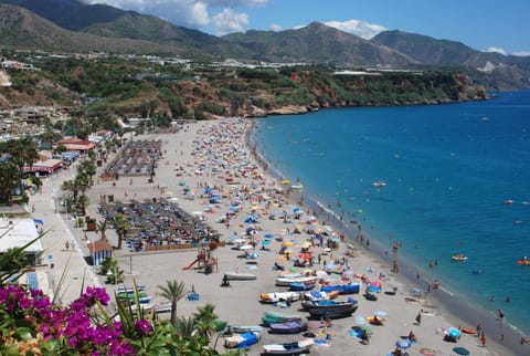 Beach nearby, sun loungers, beach towels