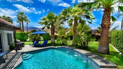Desert Rock Oasis: large, private backyard with saltwater pool & mountain views 