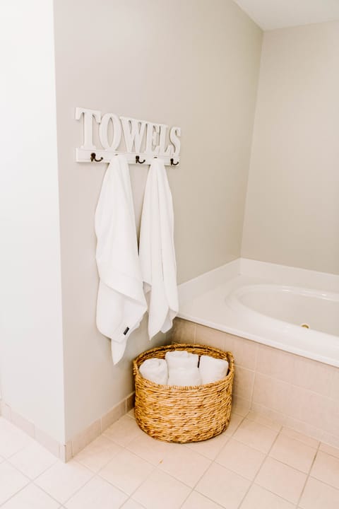 Combined shower/tub, hair dryer, towels