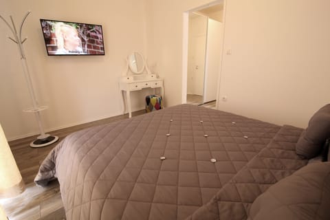 4 bedrooms, iron/ironing board, WiFi, bed sheets