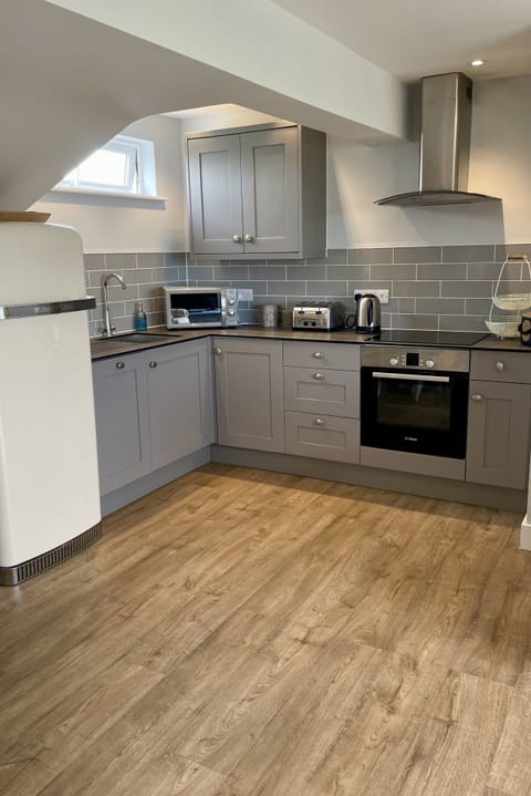 Very well equipped kitchen with Bosch and Kitchen Aid appliances.