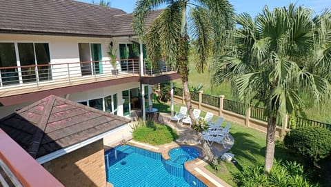 Best Location, Free Transfer, Walk to the beach, restaurants, shops etc.