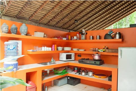 kitchen with utensils for 6 persons