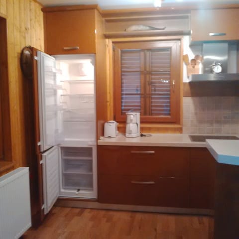 Fridge, oven, stovetop, coffee/tea maker