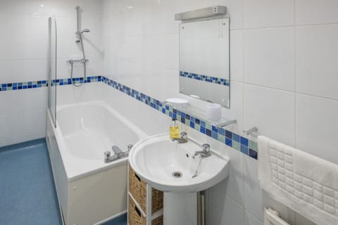 Combined shower/tub, hair dryer, towels