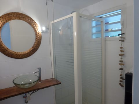 Combined shower/tub, hair dryer, towels, soap