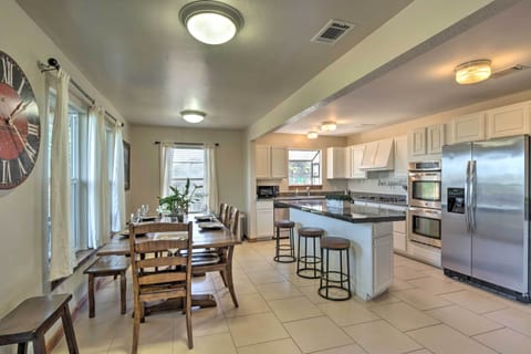 Large Table and Granite Island- Eat-In kitchen very convenient!