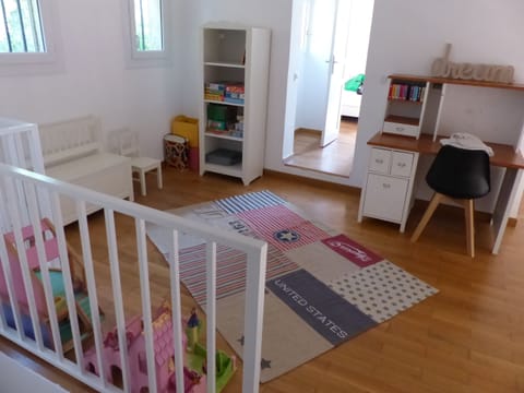 5 bedrooms, desk, iron/ironing board, travel crib