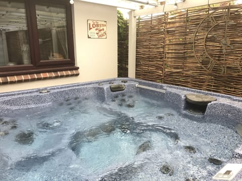 Indoor spa tub