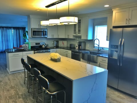 Private kitchen | Fridge, microwave, oven, stovetop