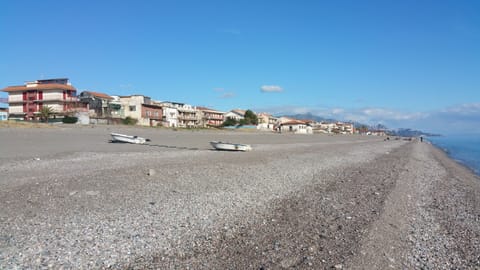 Beach nearby, sun loungers, beach towels