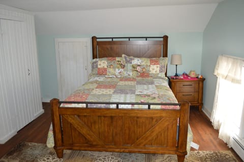 Queen bed on 2nd floor