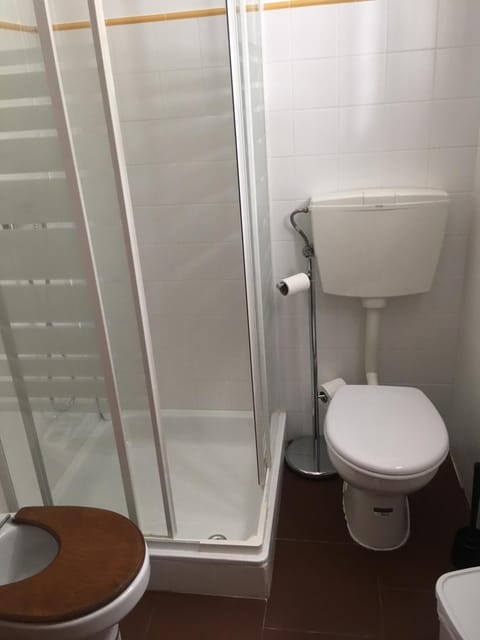 Combined shower/tub, hair dryer, bidet, towels