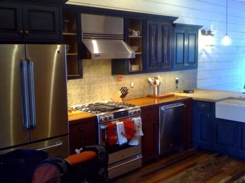 Fully equiped kitchen with gas range and large refrigerator.