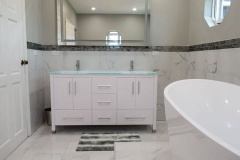 Combined shower/tub, jetted tub, hair dryer, towels