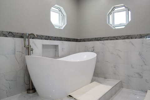 Combined shower/tub, jetted tub, hair dryer, towels