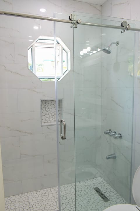 Combined shower/tub, jetted tub, hair dryer, towels