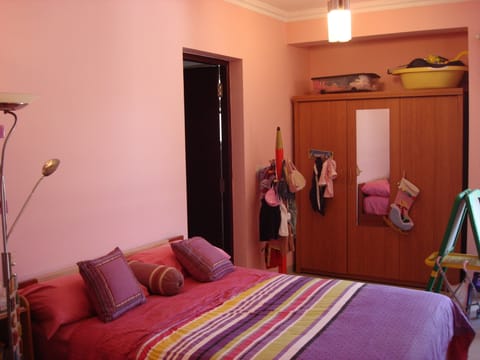 2 bedrooms, internet, bed sheets, wheelchair access