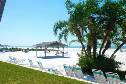 Beach nearby, sun loungers, beach towels