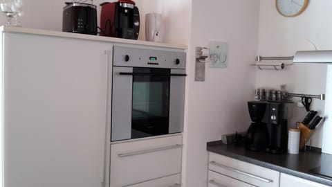 Fridge, oven, stovetop, coffee/tea maker