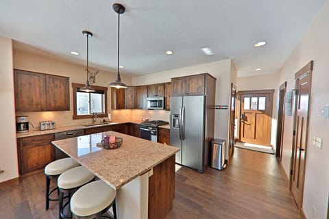 Gourmet kitchen, granite island with seating for 3.