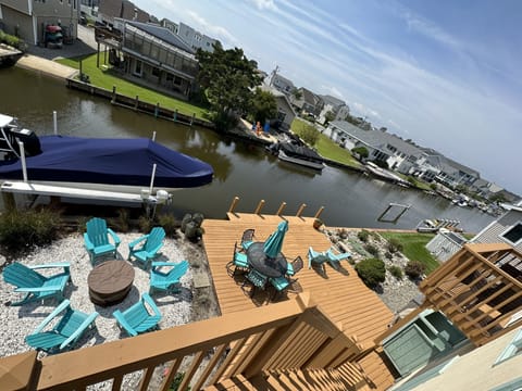 Bring your boat/Kayaks or rent one! Deck, dock, shower, grill, tables, chairs!