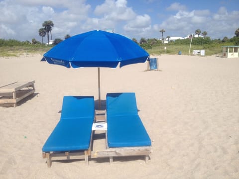 Beach nearby, sun loungers, beach towels