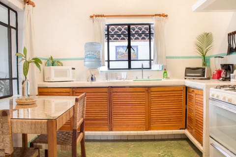 Fully equipped kitchen/Cocina totalmente equipada.