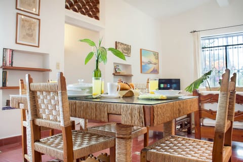 Dining area w/ handwoven table and chairs/Comedor para 4 pesonas tejida a mano.