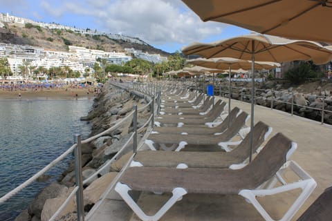 Beach nearby, sun loungers, beach towels