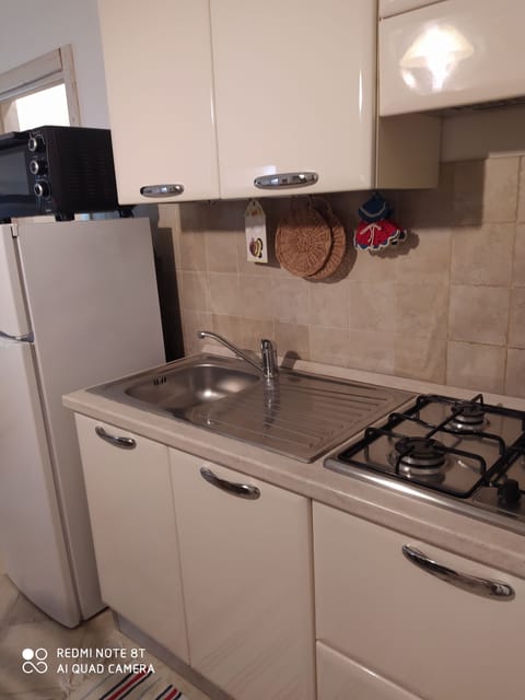 Fridge, oven, stovetop, coffee/tea maker