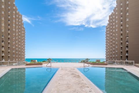 Outdoor pool, an infinity pool